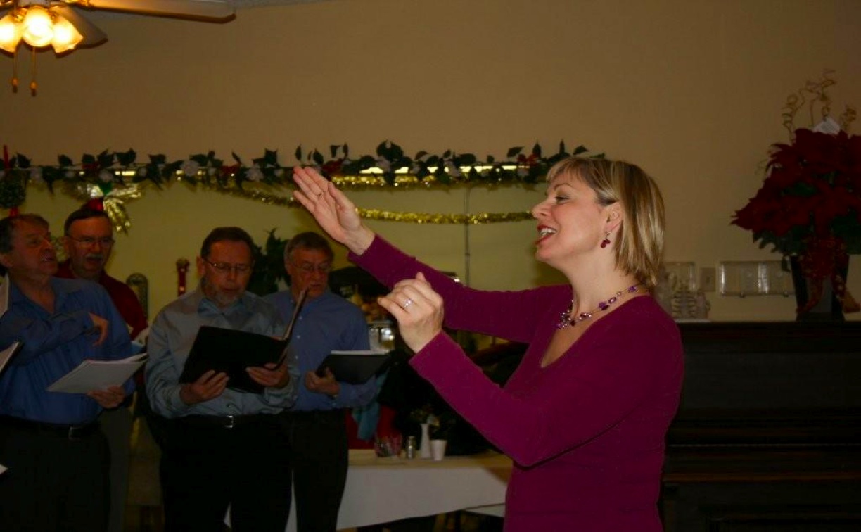 Folka Voca - Camilla Gardens 2008 photo 04:
  					Let the Show Begin... Lee Hayes Leading the Folka Voca Choir.