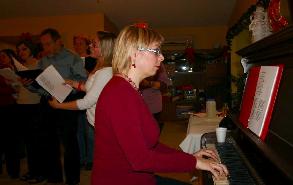 Folka Voca - Camilla Gardens 2008 photo 16:
  					Lee at the Piano for the Christmas Carols Sing-Along.