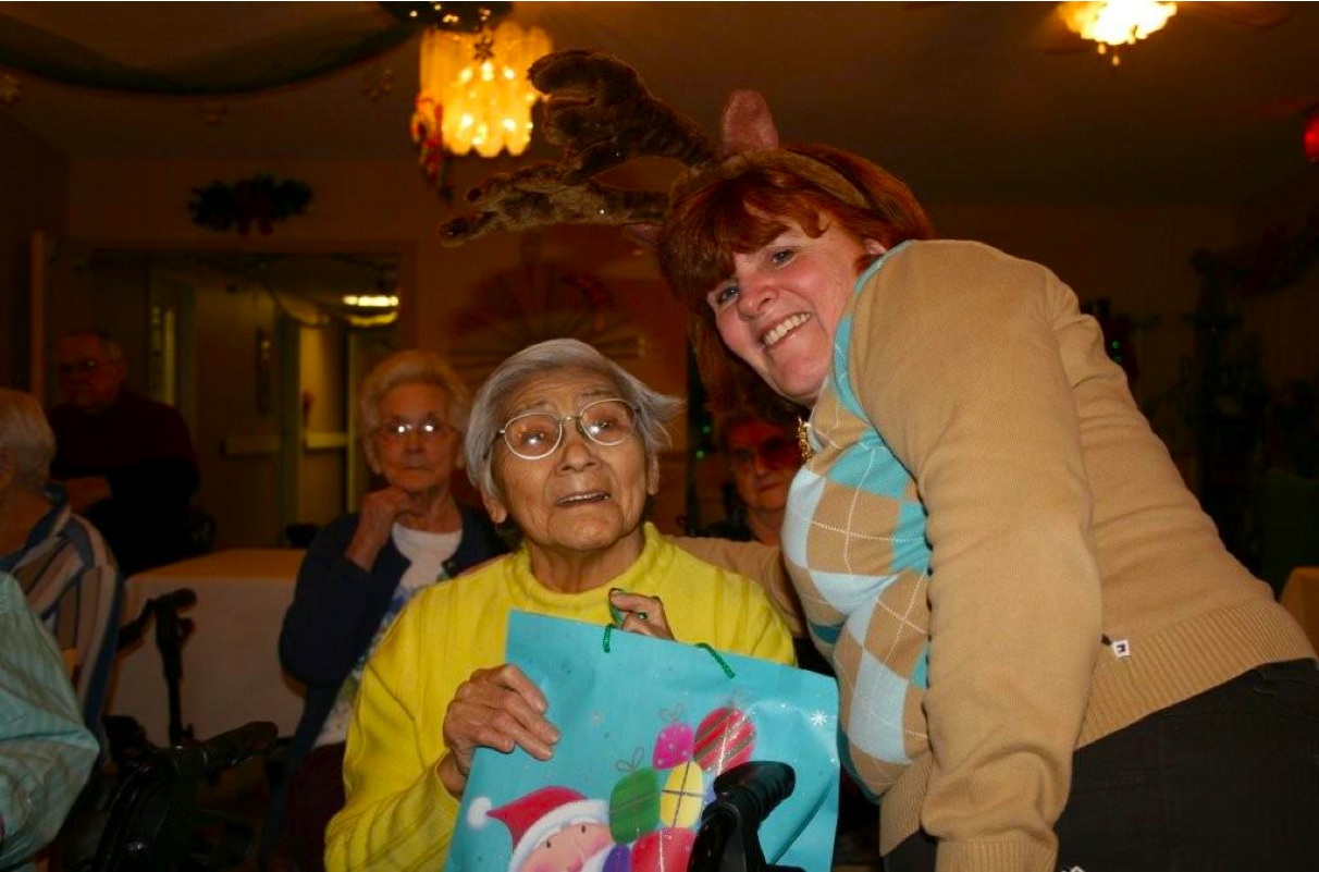 Folka Voca - Camilla Gardens 2008 photo 25:
  					Margaret Gets Her Gift from Santa.