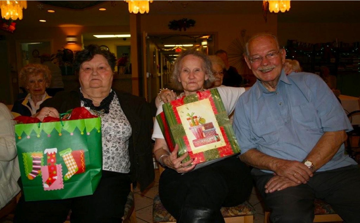 Folka Voca - Camilla Gardens 2008 photo 29:
  					Thérèse, Verna and George, All Winners in the Santa Lottery. Yea!!!