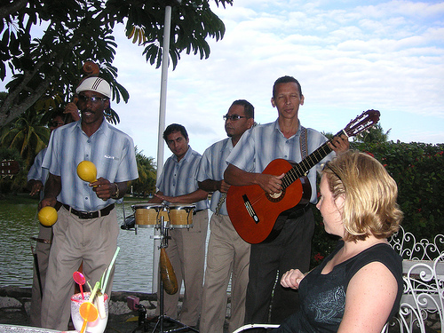 Cuba 2007 - CubaLee photo 03: Varadero Park - Andra and Musicians.