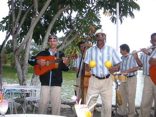 Cuba 2007 - CubaLee photo 04: Varadero Park - Handsome Dancing Musicians.