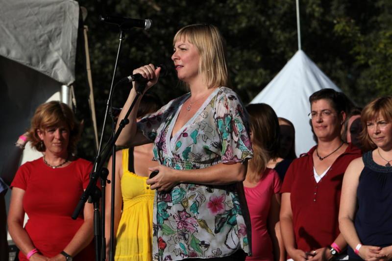 Ottawa Folk Festival 2010 main stage - Lee Introduces the Choir